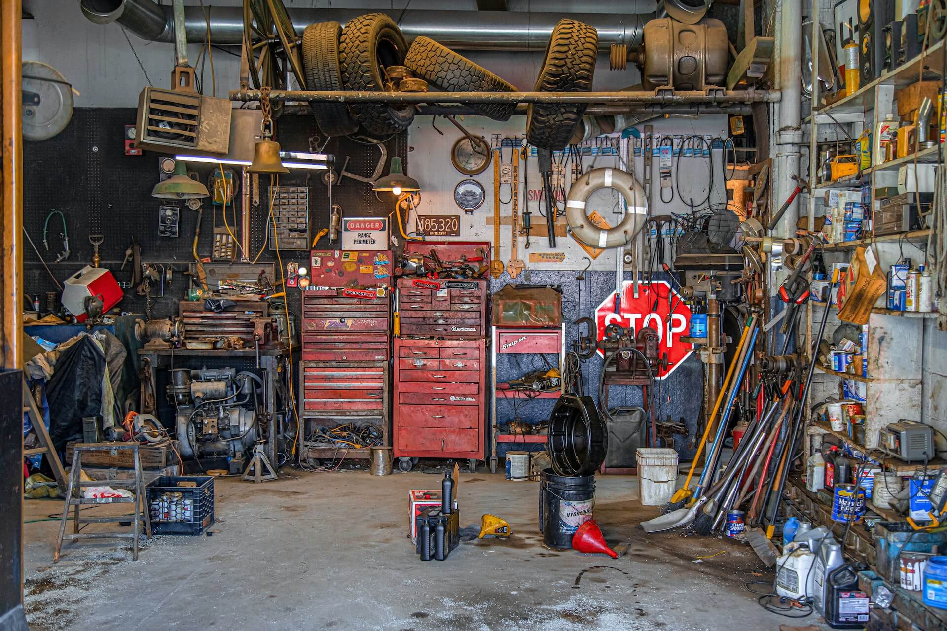 Jak naprawić starą popękaną posadzkę w garażu?